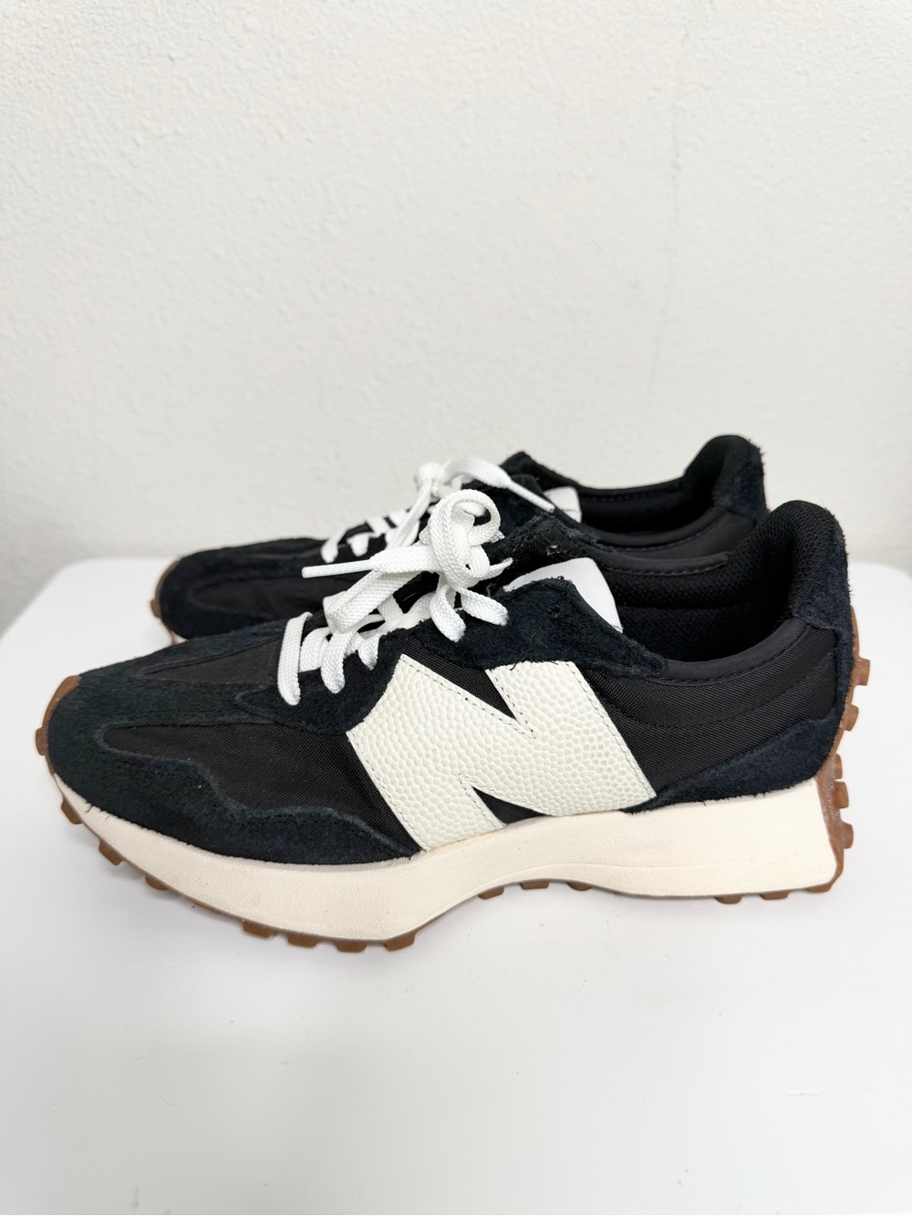 New Balance 327 Sneakers Women's Black & White Retro Runner Sneakers Size 7 - Picture 3 of 6